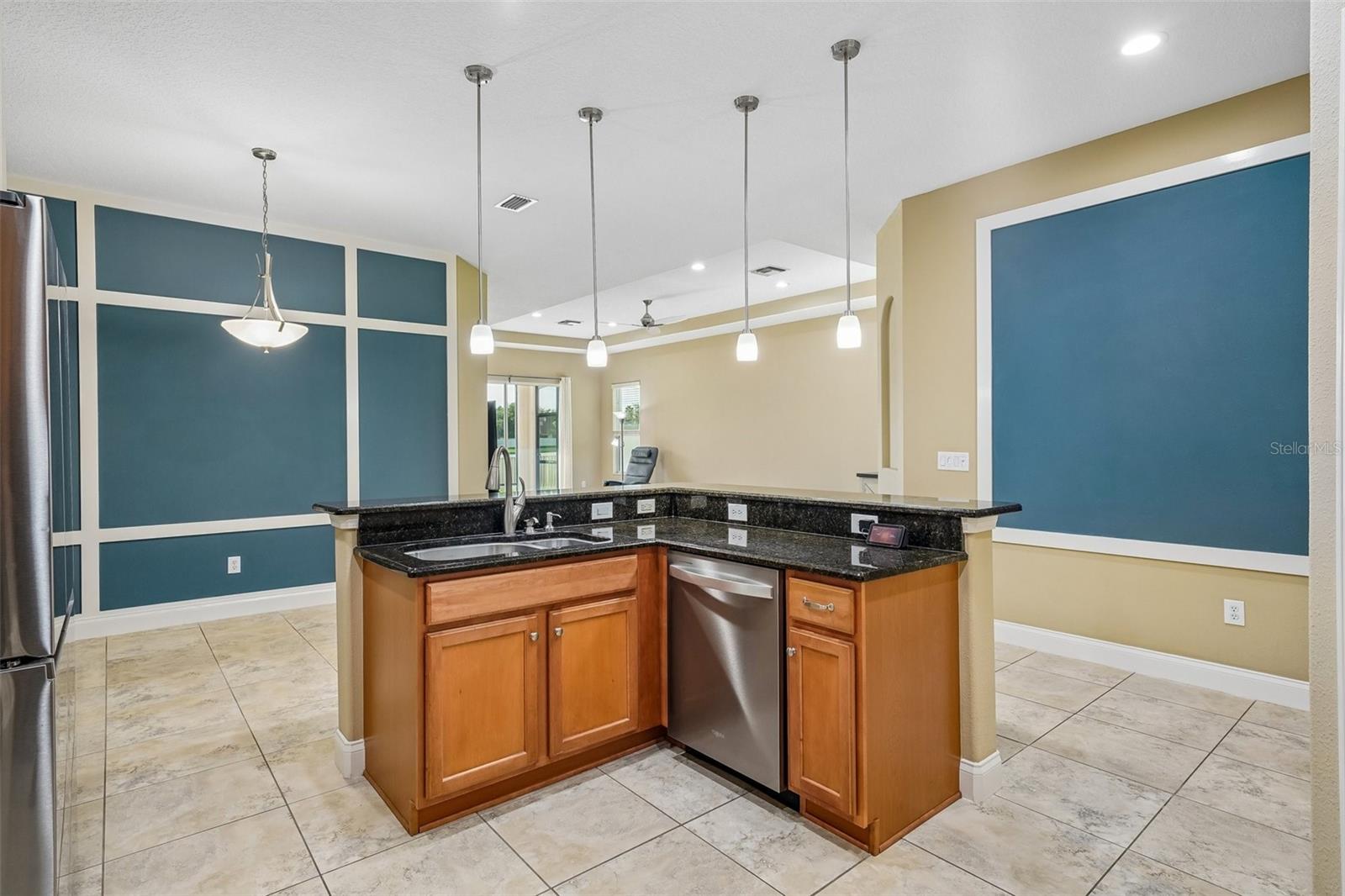 2812 DEVONOAK BLVD — photo 9