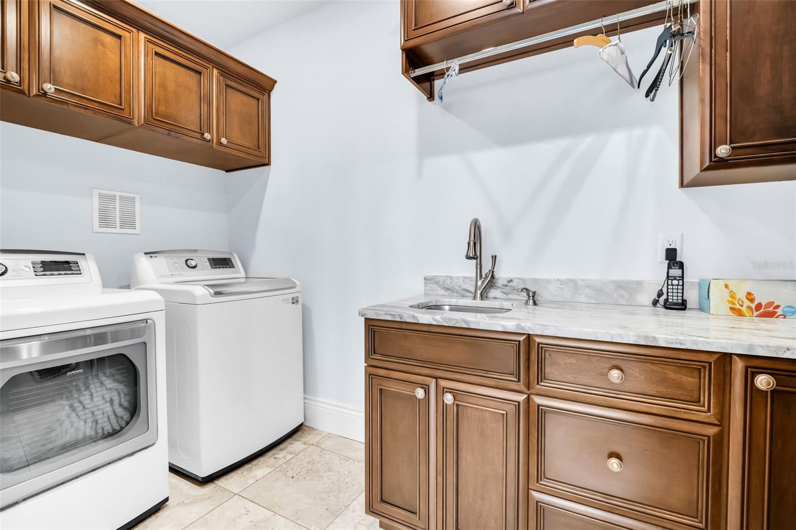 500 BEACH DR NE — photo 39