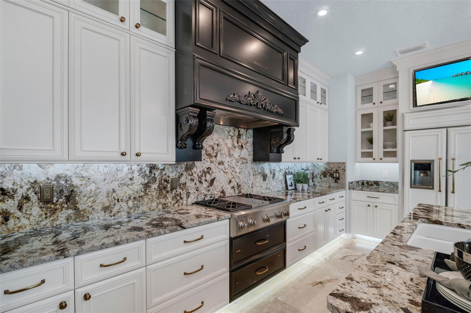 500 BEACH DR NE — photo 10