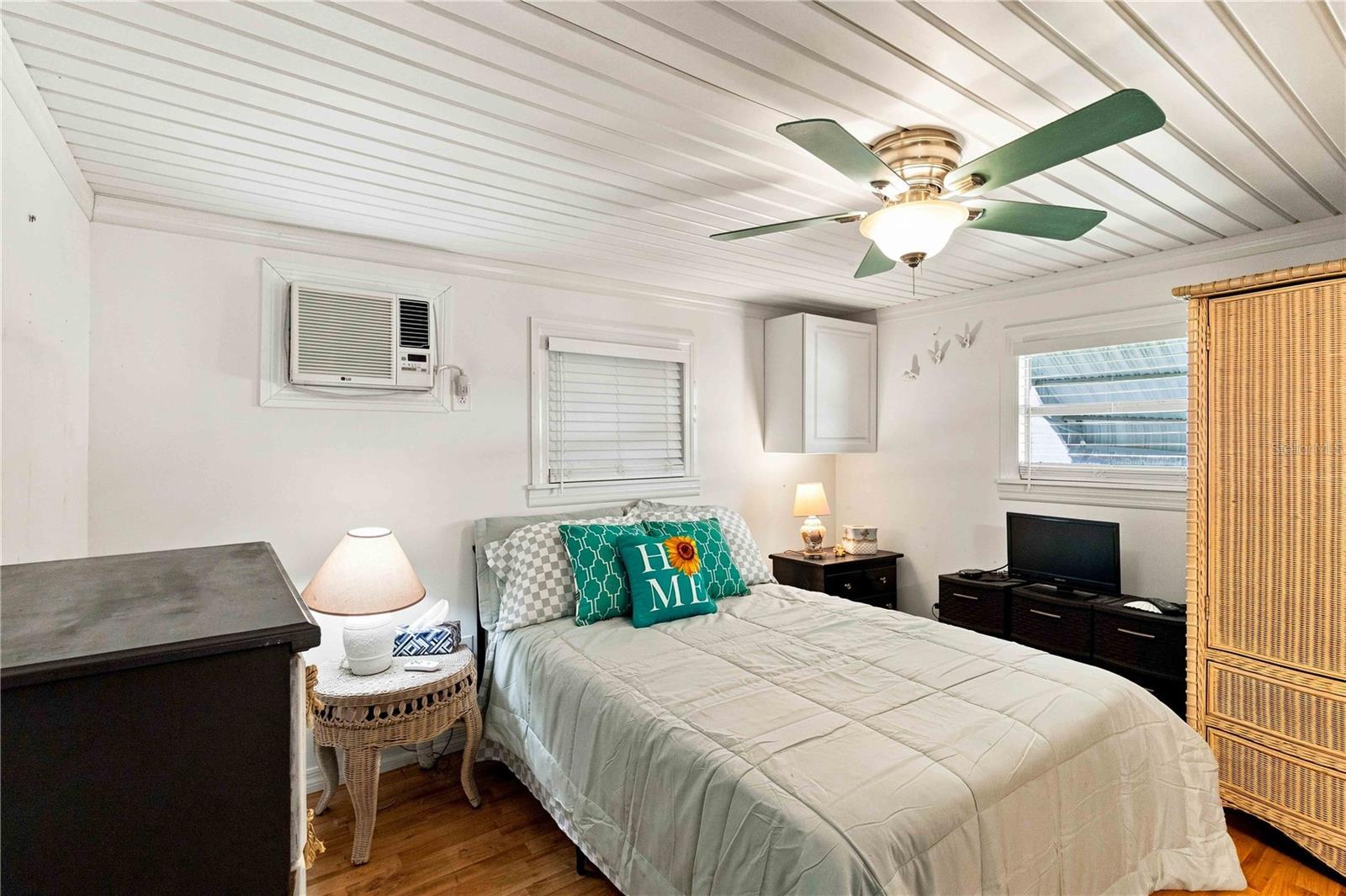 3321 CAROL DR — photo 17