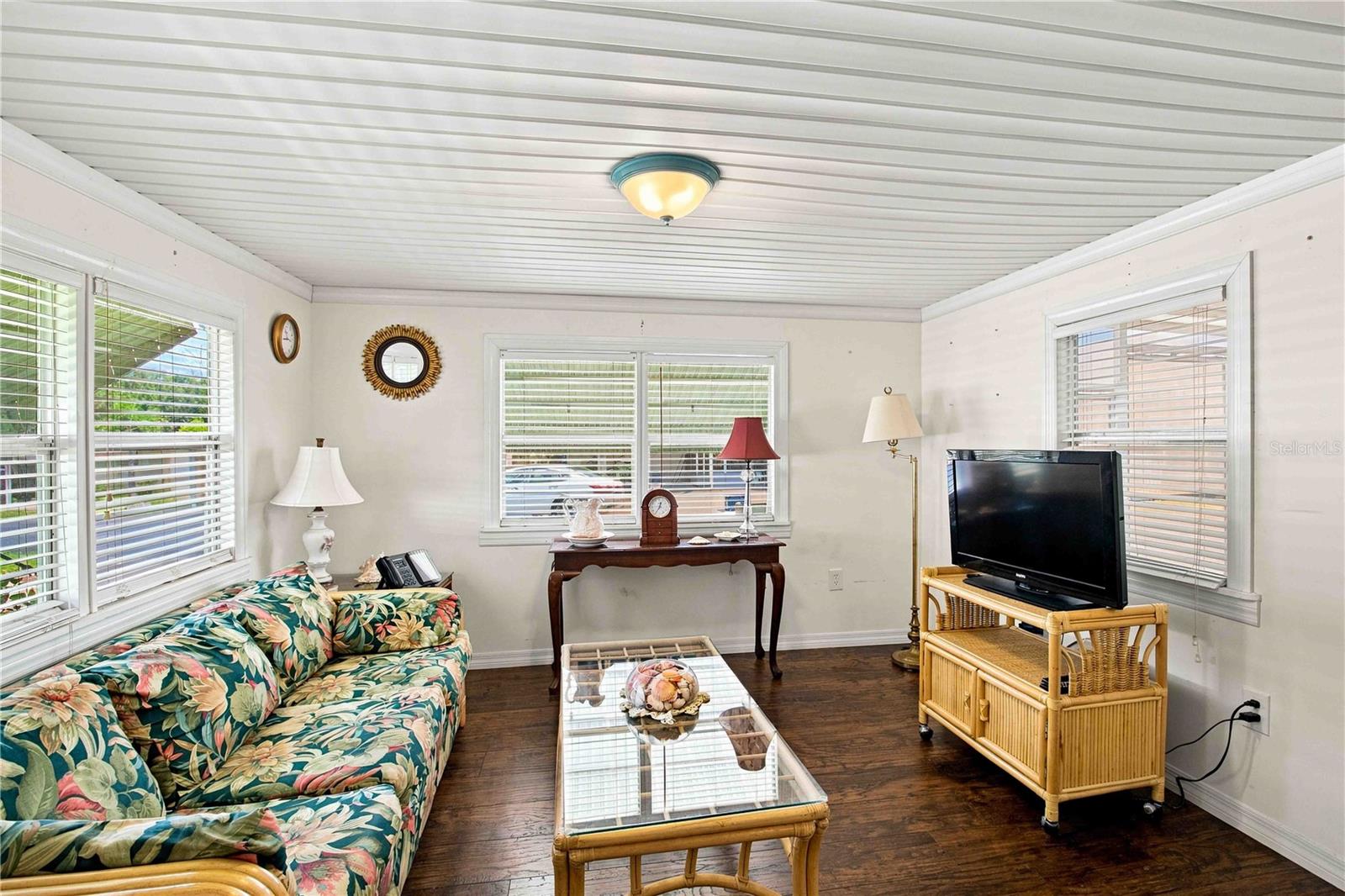 3321 CAROL DR — photo 4
