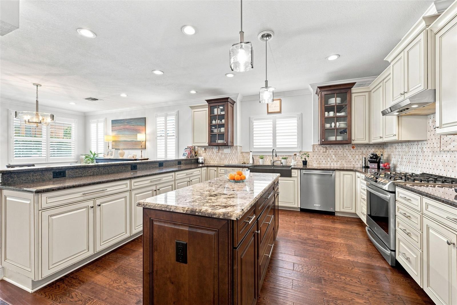 116 FOREST HILLS DR — photo 16