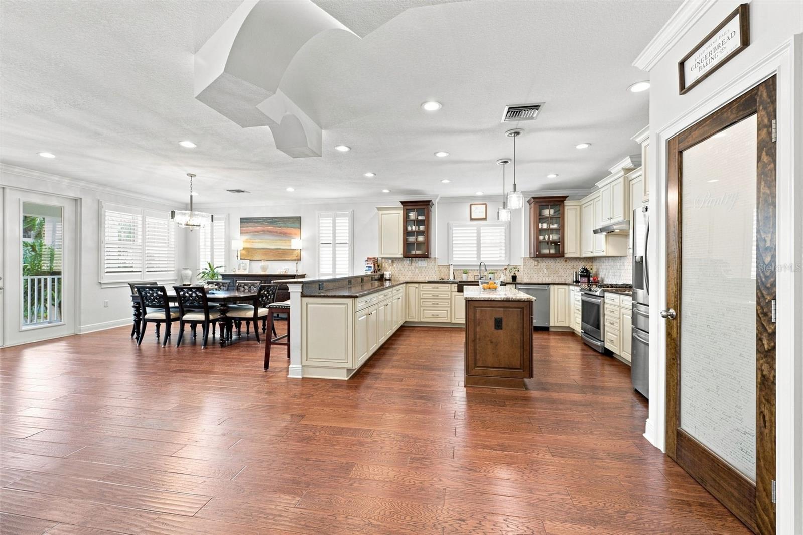 116 FOREST HILLS DR — photo 13
