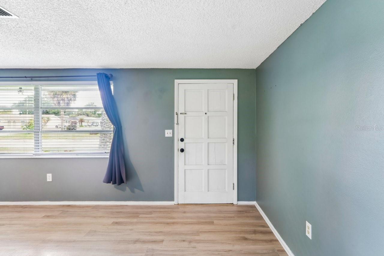 15915 VILLA DR — photo 2