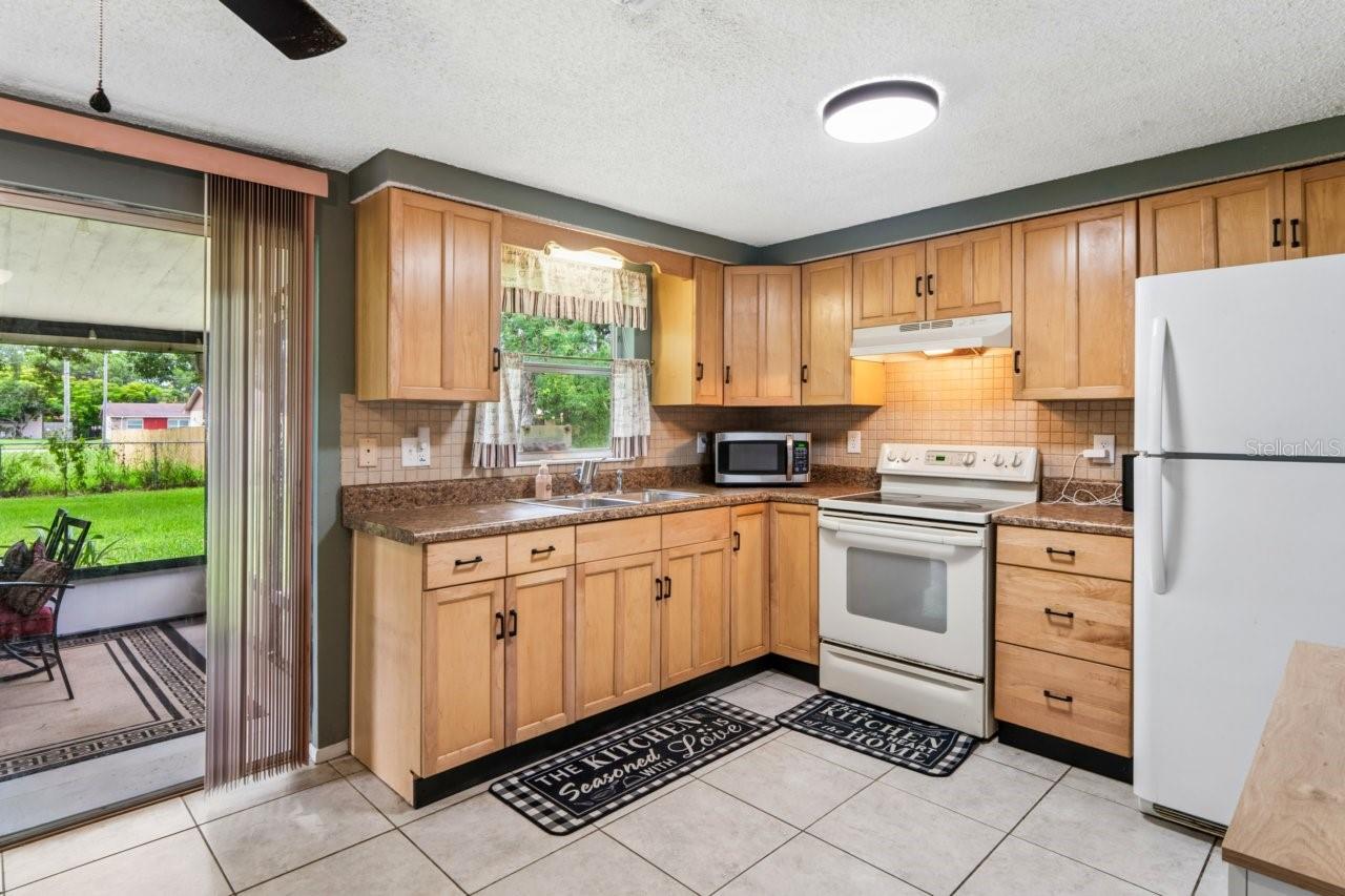 15915 VILLA DR — photo 9