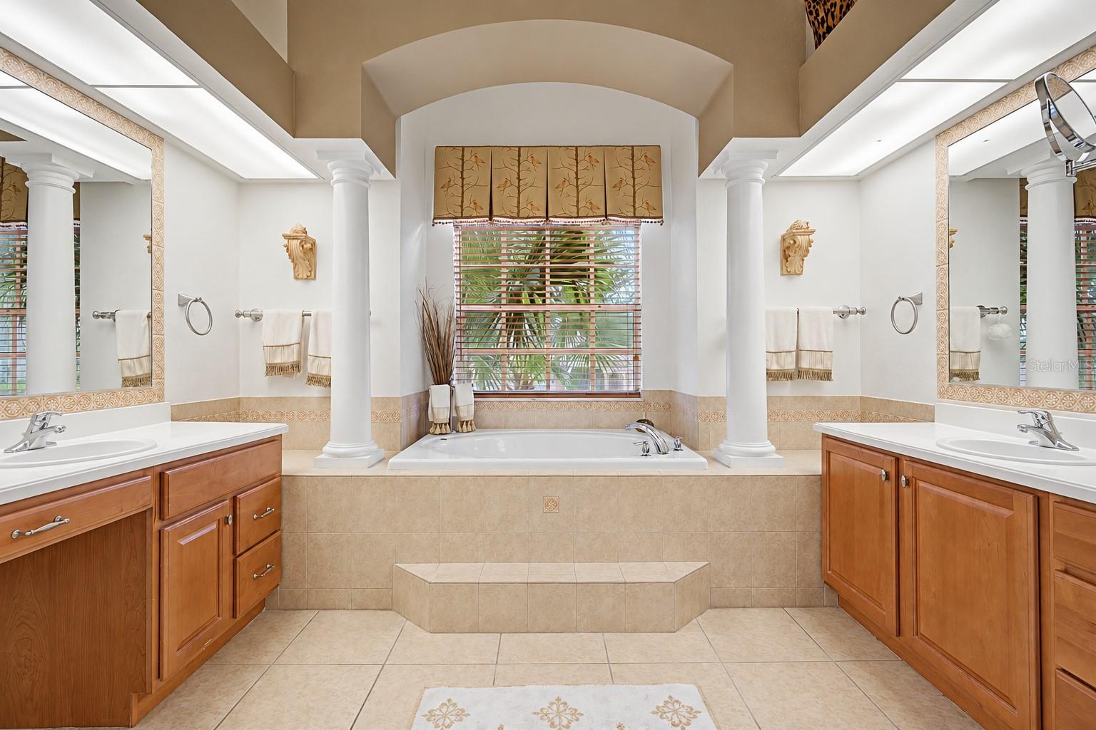 13823 THOROUGHBRED DR — photo 30
