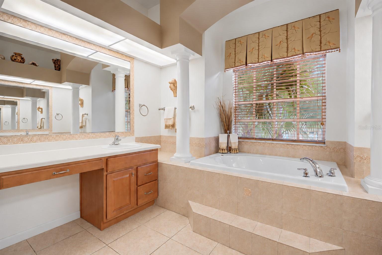 13823 THOROUGHBRED DR — photo 38