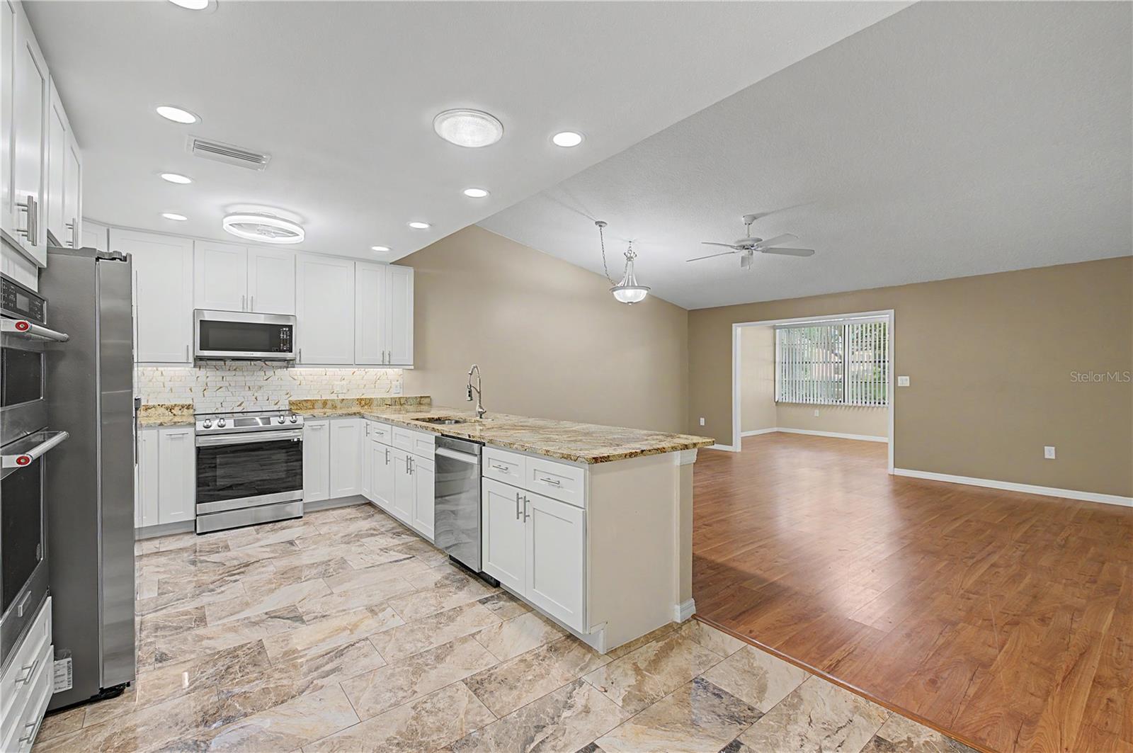 1302 GOLFVIEW DR — photo 13