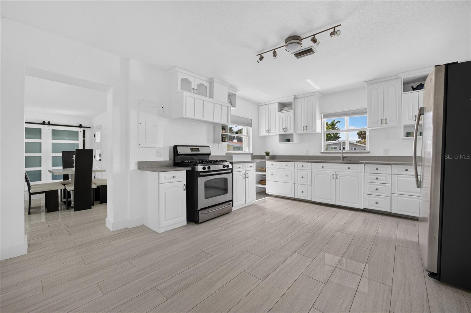 6484 ANGLE PL — photo 15