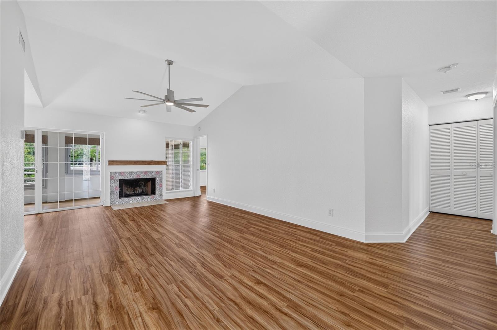 8352 MEADOWBROOK DR #10 — photo 5