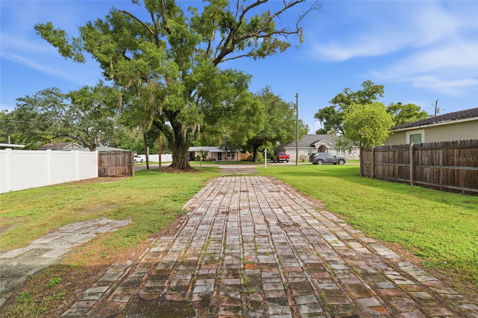 1707 E FRIERSON AVE — photo 28