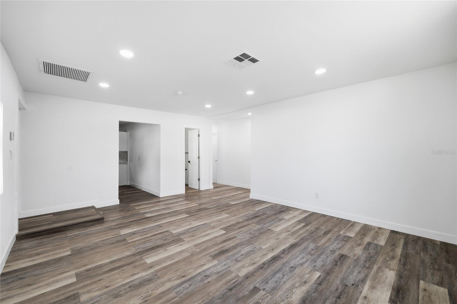 1707 E FRIERSON AVE — photo 9