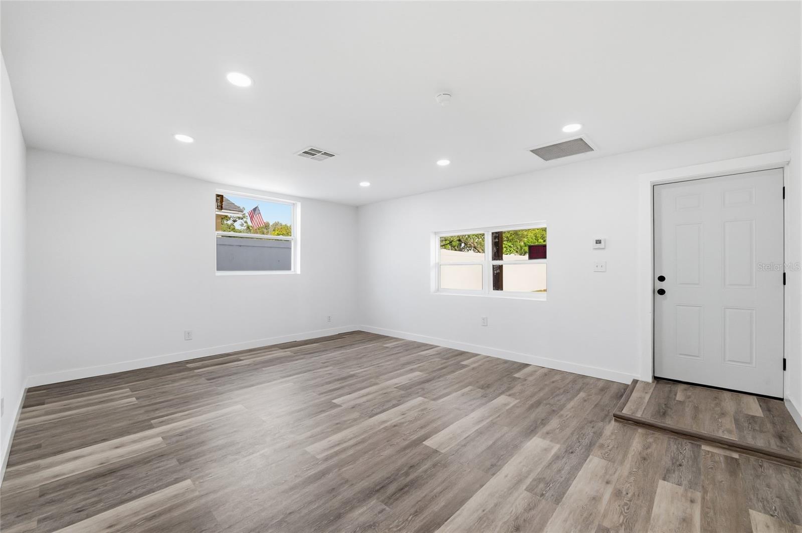 1707 E FRIERSON AVE — photo 8