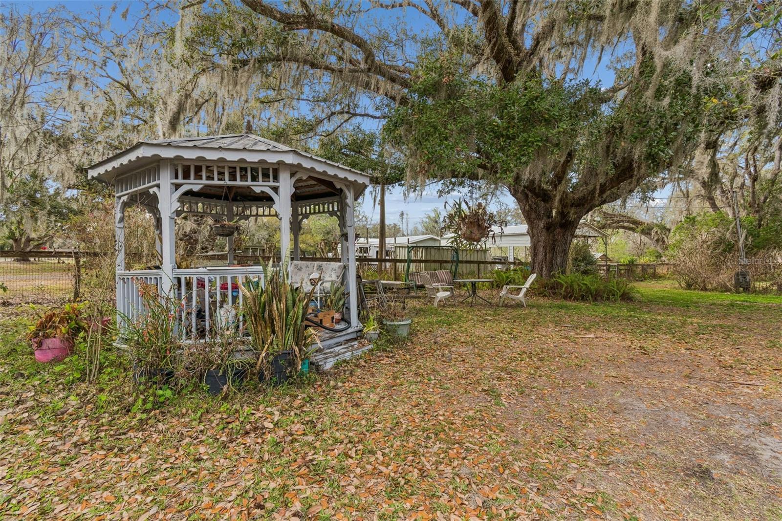 27435 HOLIDAY DR — photo 26