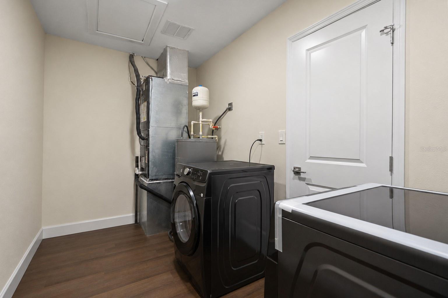 4247 HELENA ST NE — photo 27