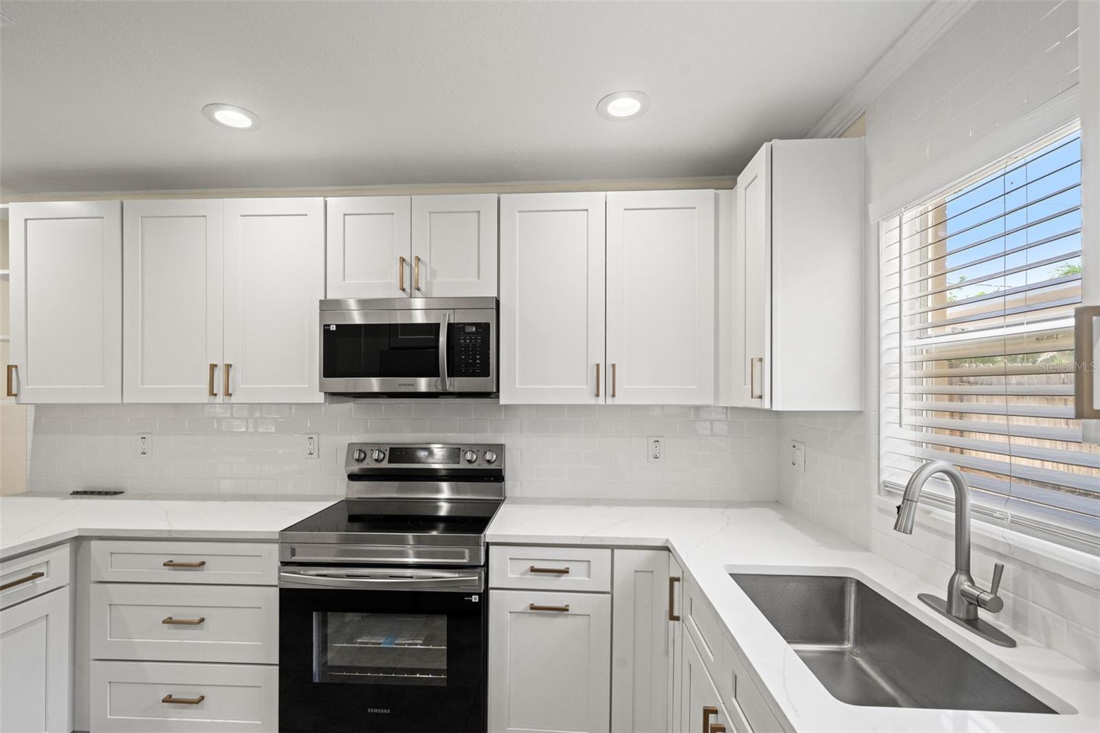 4247 HELENA ST NE — photo 15