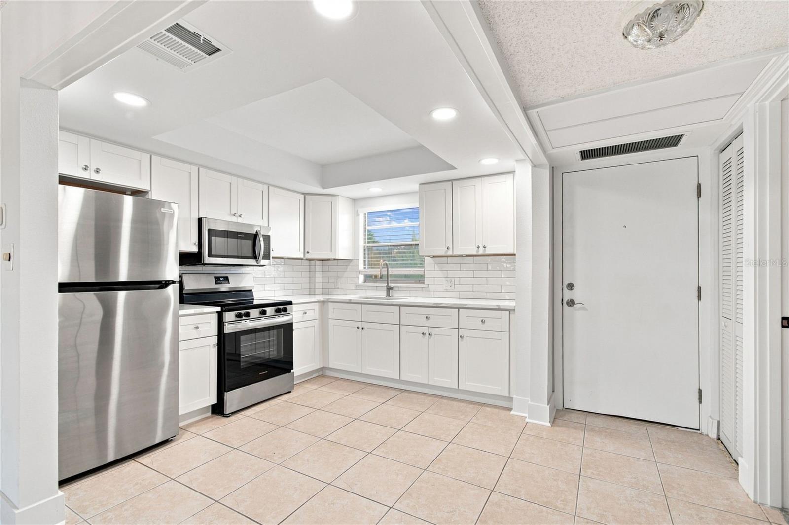 4650 COVE CIR #104 — photo 2
