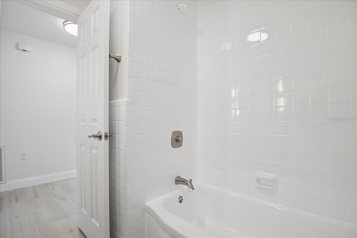 548 BAYWOOD DR S — photo 16