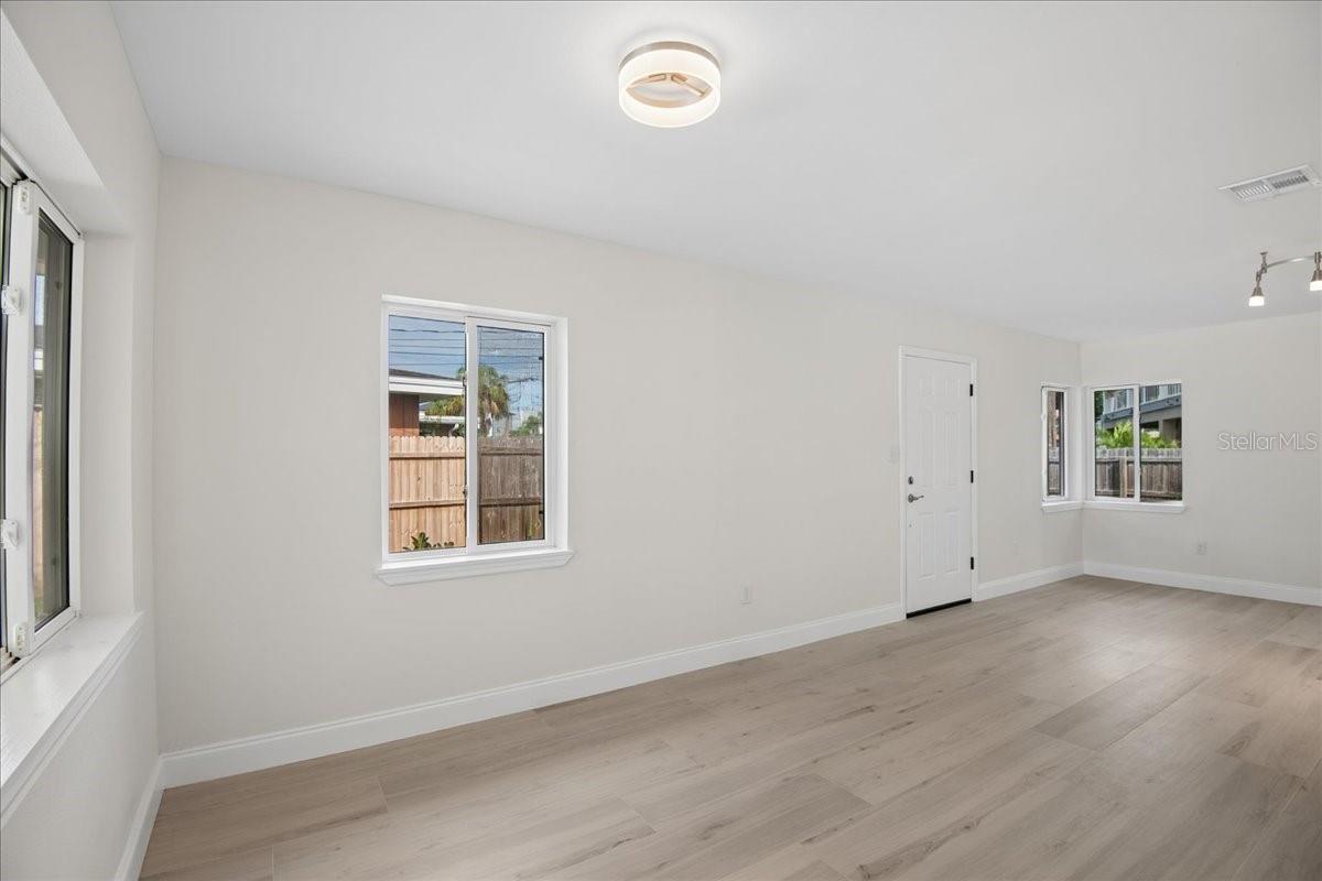 548 BAYWOOD DR S — photo 10
