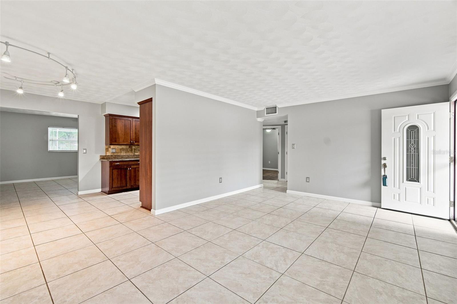 526 S LARRY CIR — photo 8
