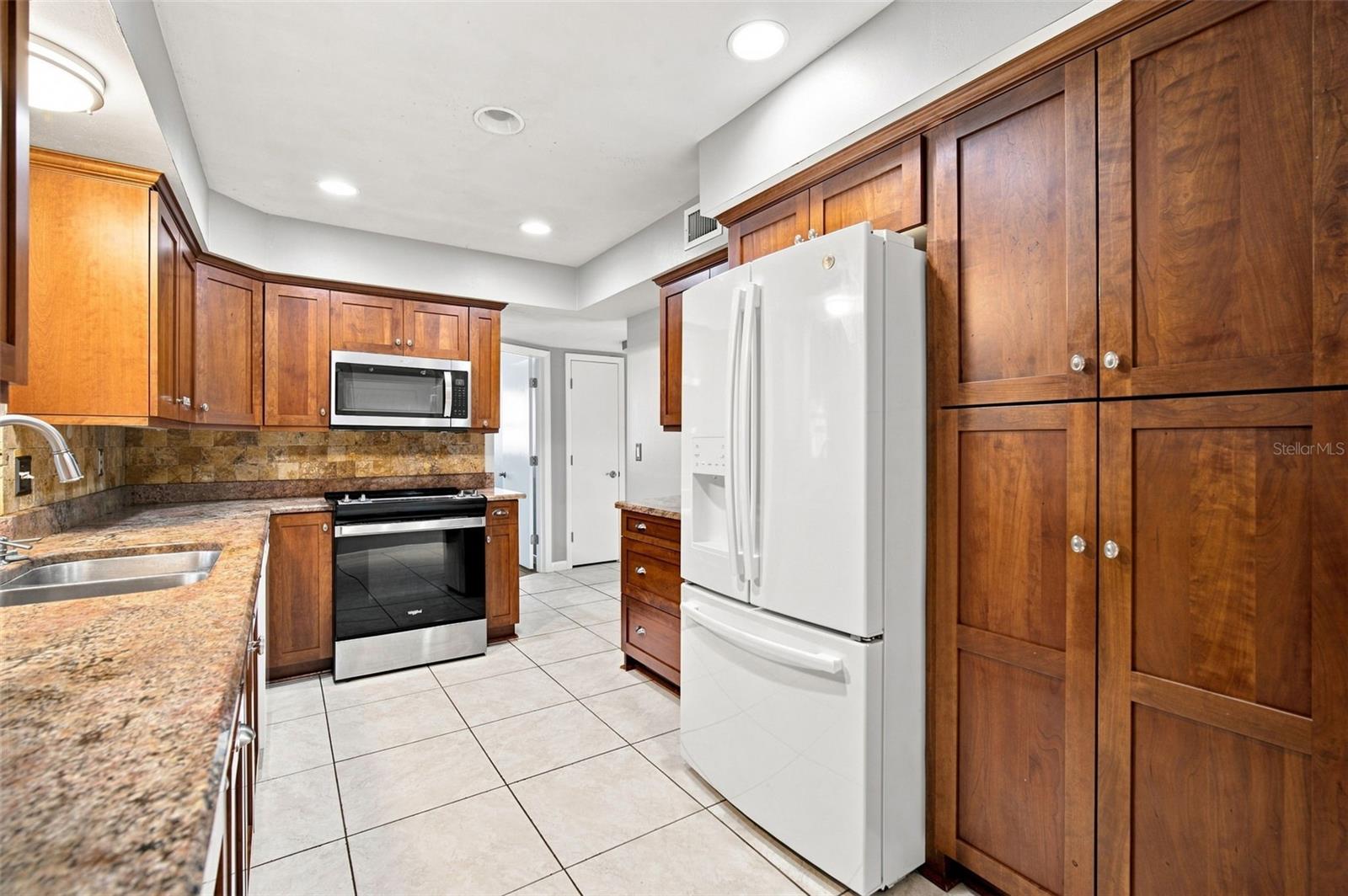 526 S LARRY CIR — photo 9