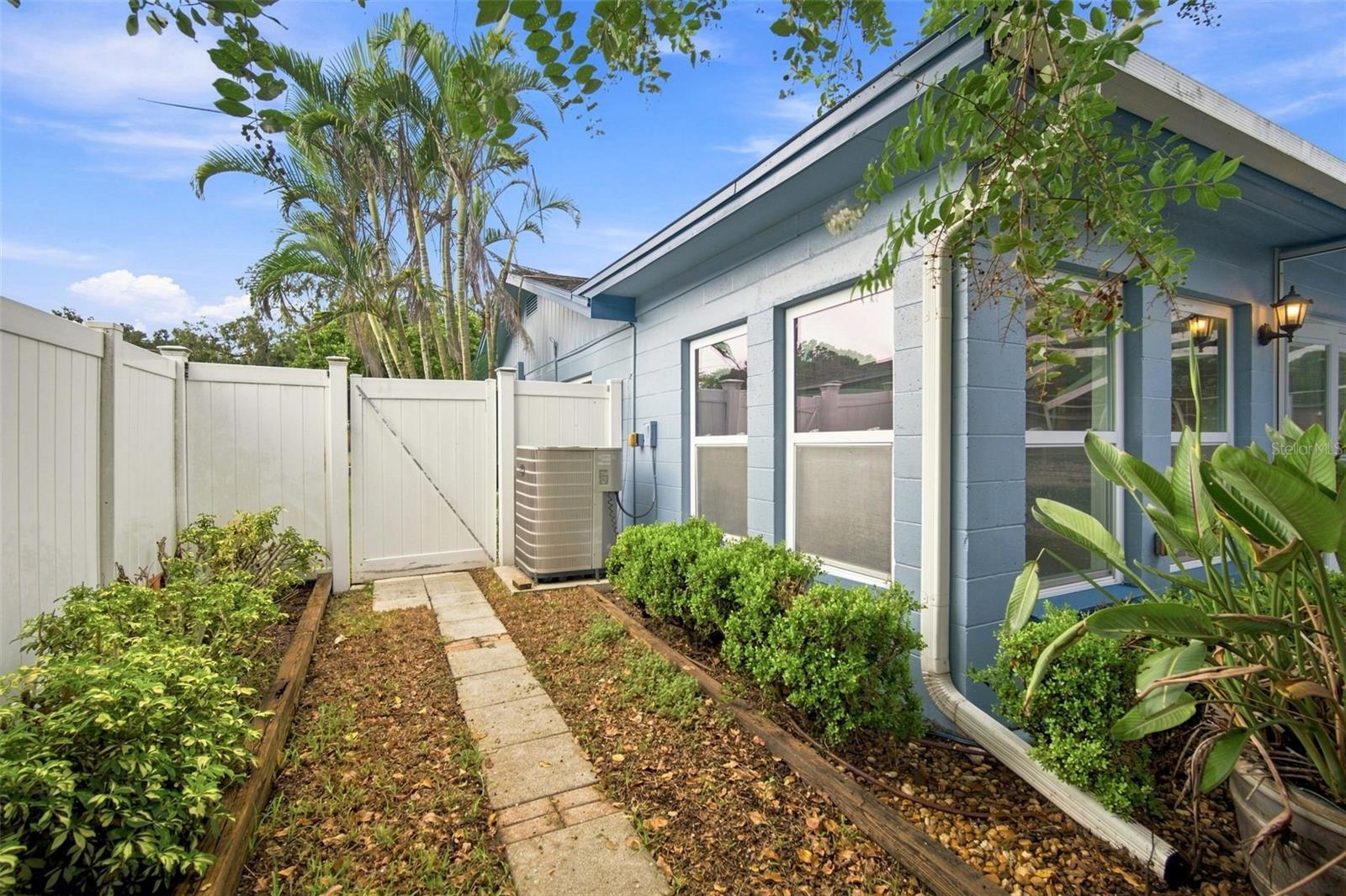 526 S LARRY CIR — photo 40