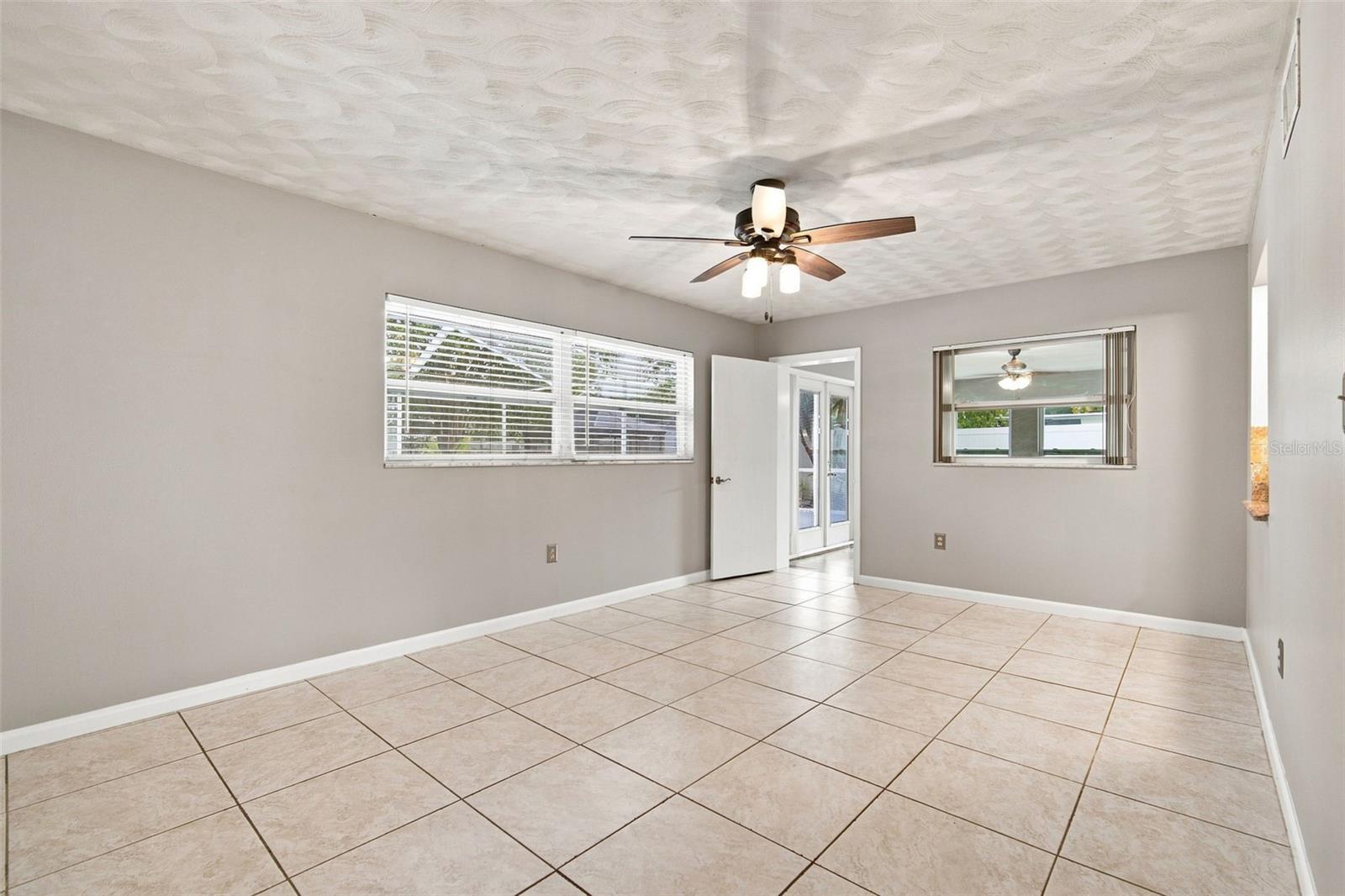 526 S LARRY CIR — photo 24