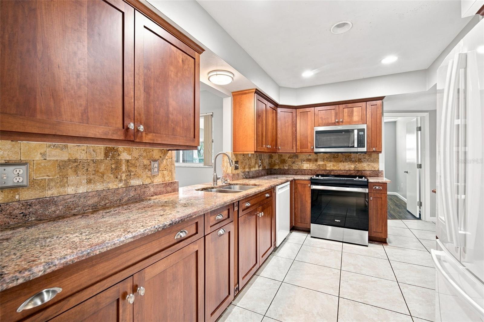 526 S LARRY CIR — photo 12