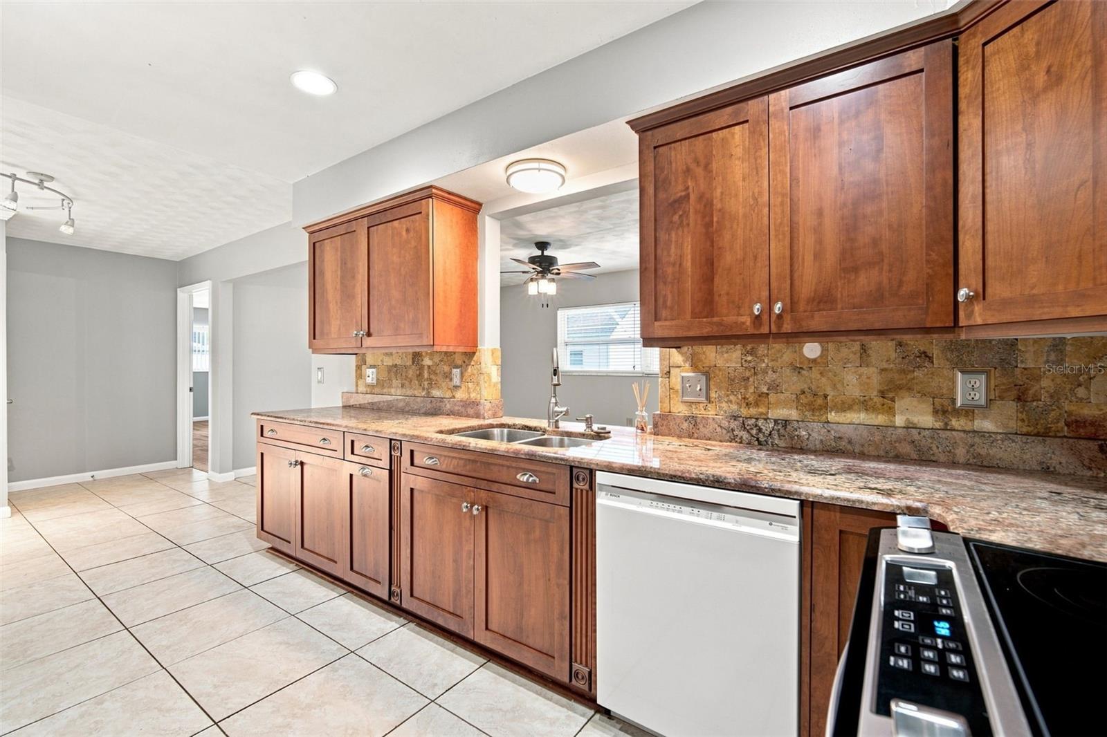 526 S LARRY CIR — photo 10