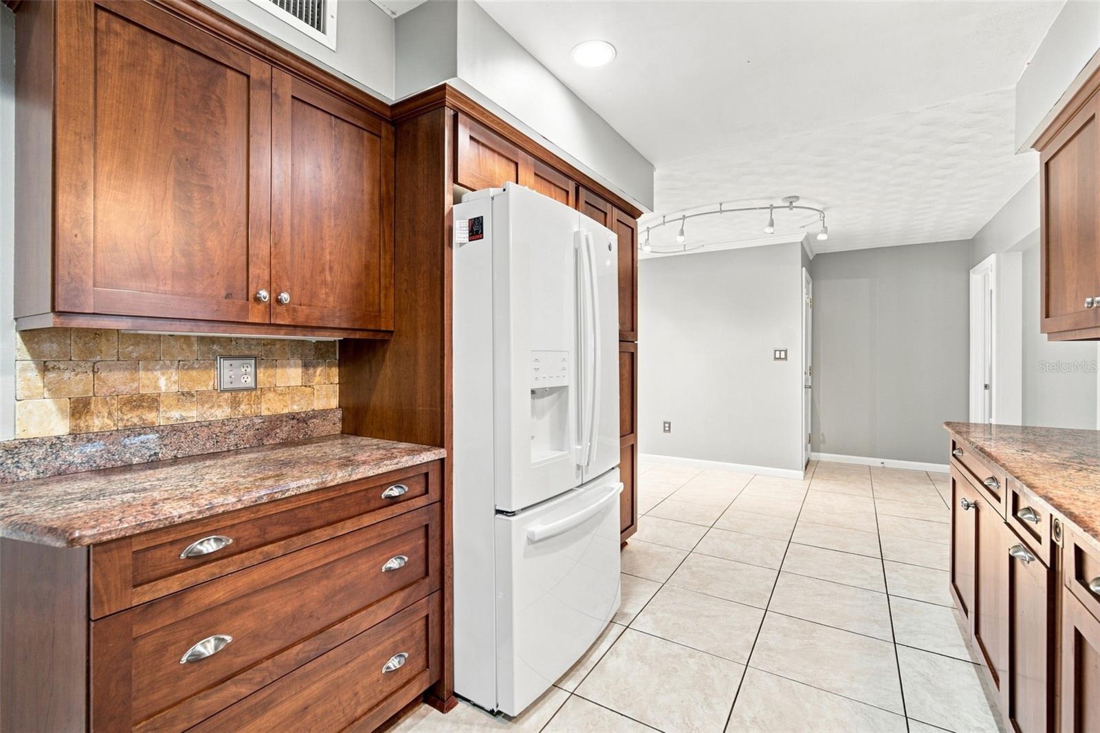 526 S LARRY CIR — photo 13