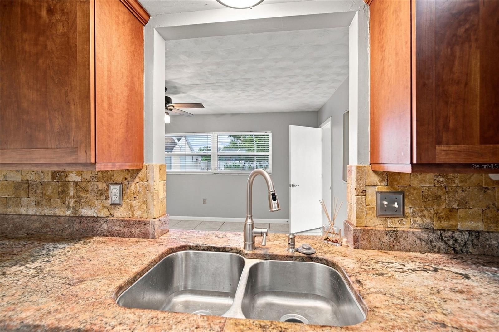 526 S LARRY CIR — photo 11