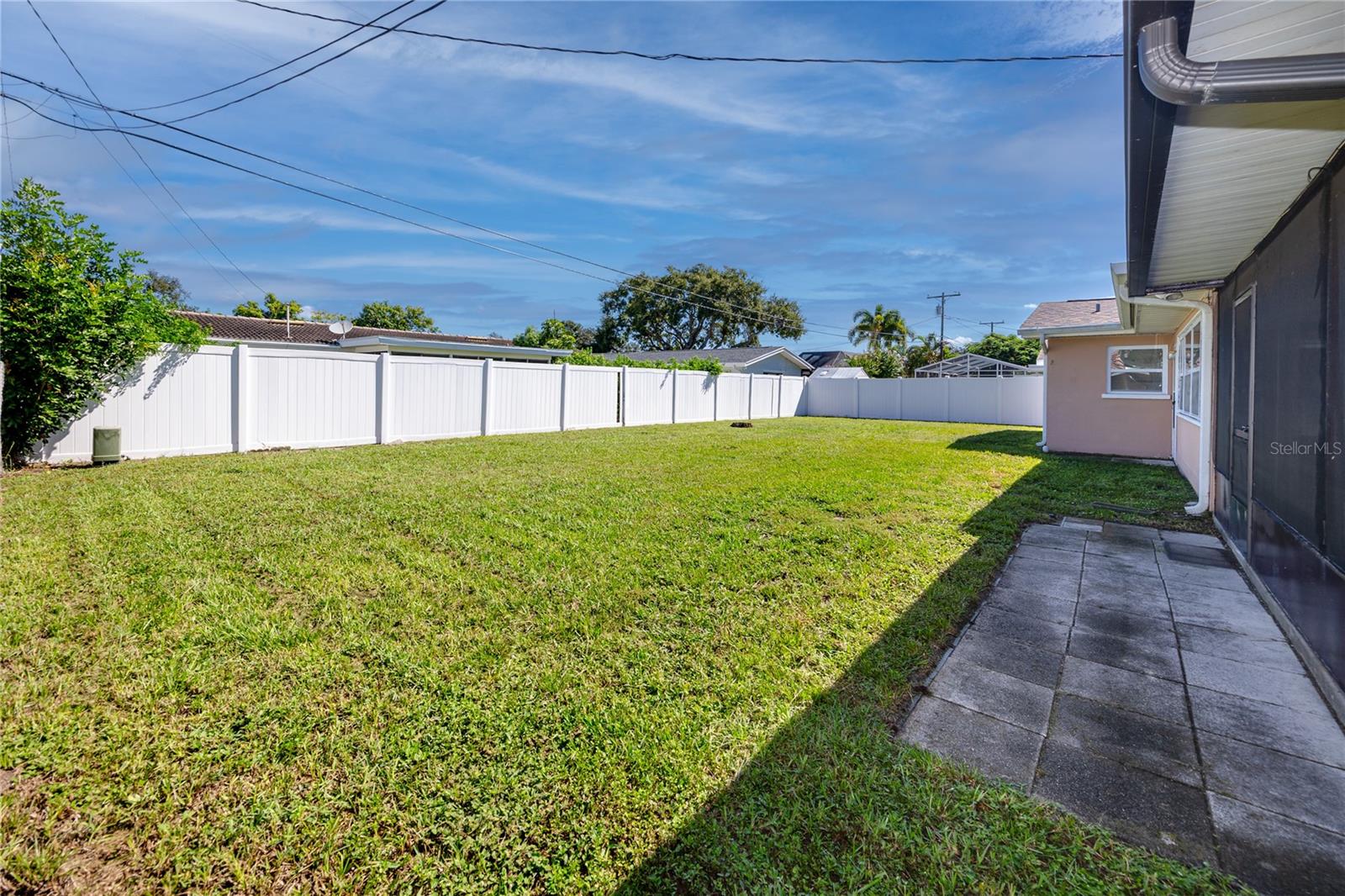 3747 SHADY BLUFFS DR — photo 34