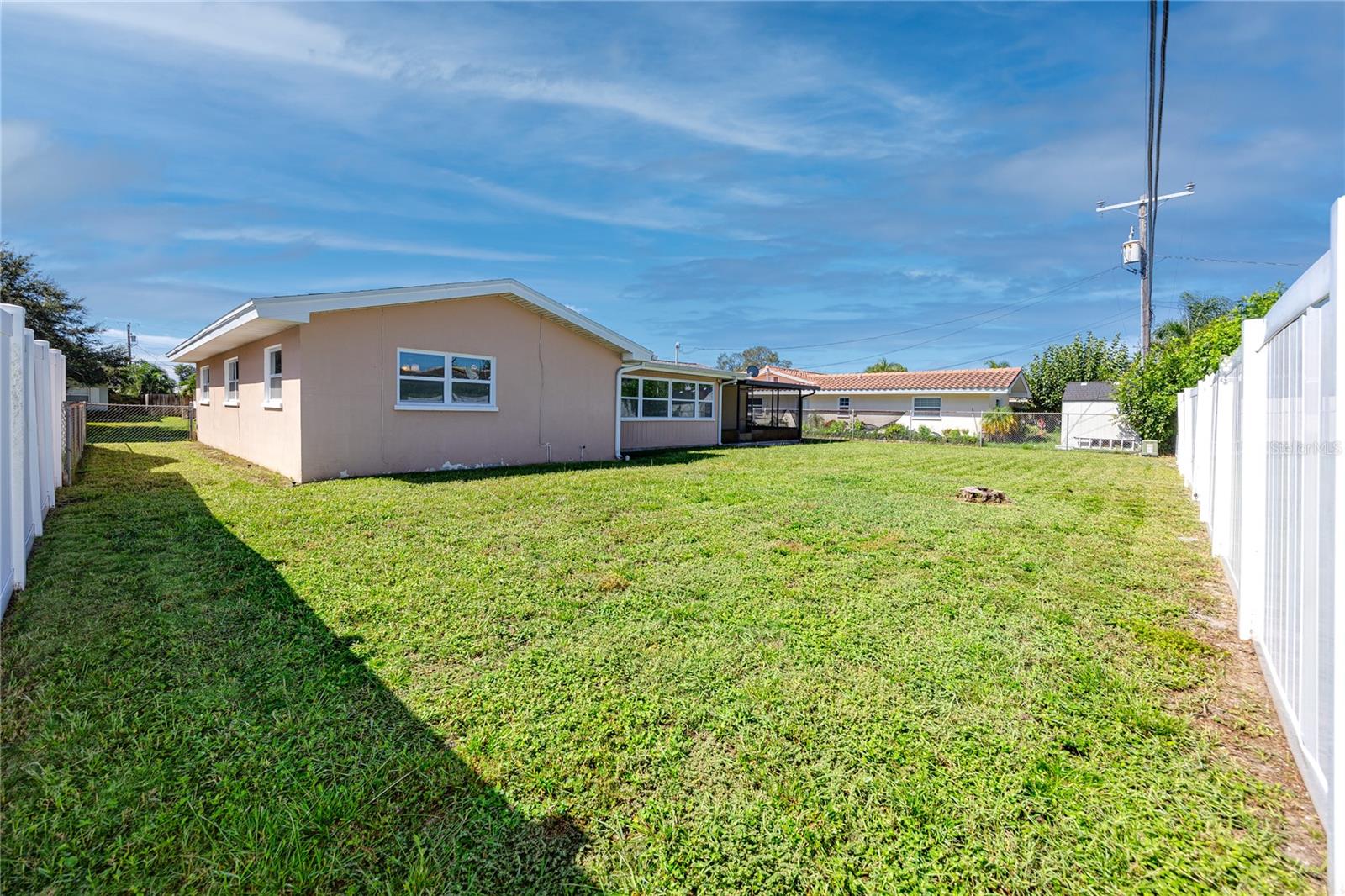 3747 SHADY BLUFFS DR — photo 36