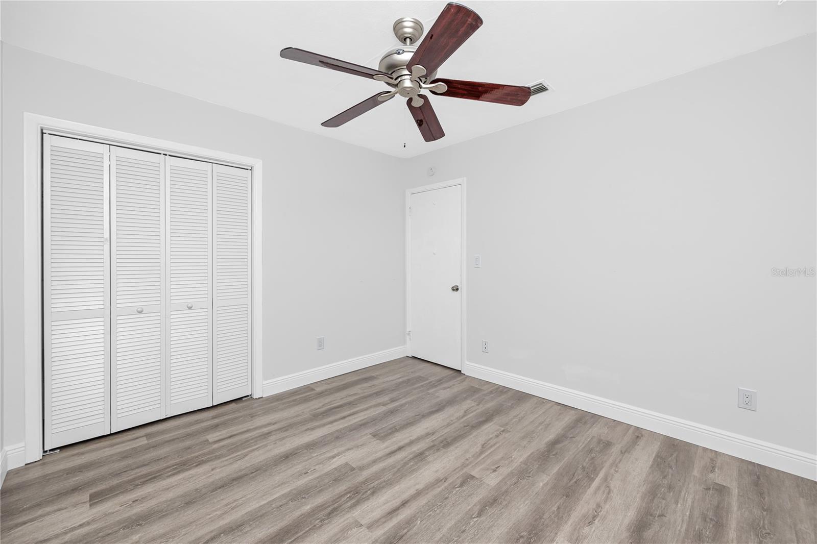 3747 SHADY BLUFFS DR — photo 32