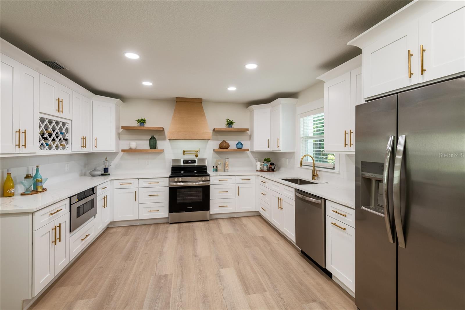 796 PINEWOOD DR — photo 3