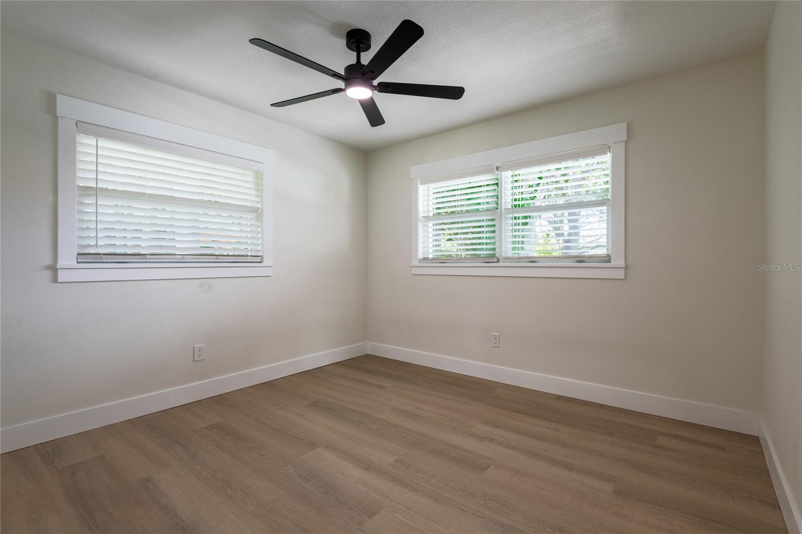 796 PINEWOOD DR — photo 18