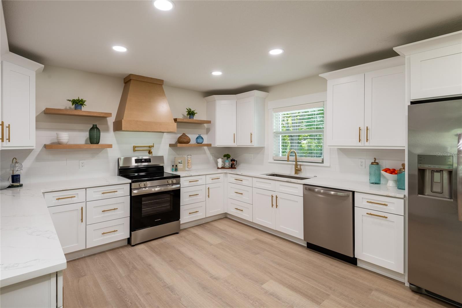 796 PINEWOOD DR — photo 4
