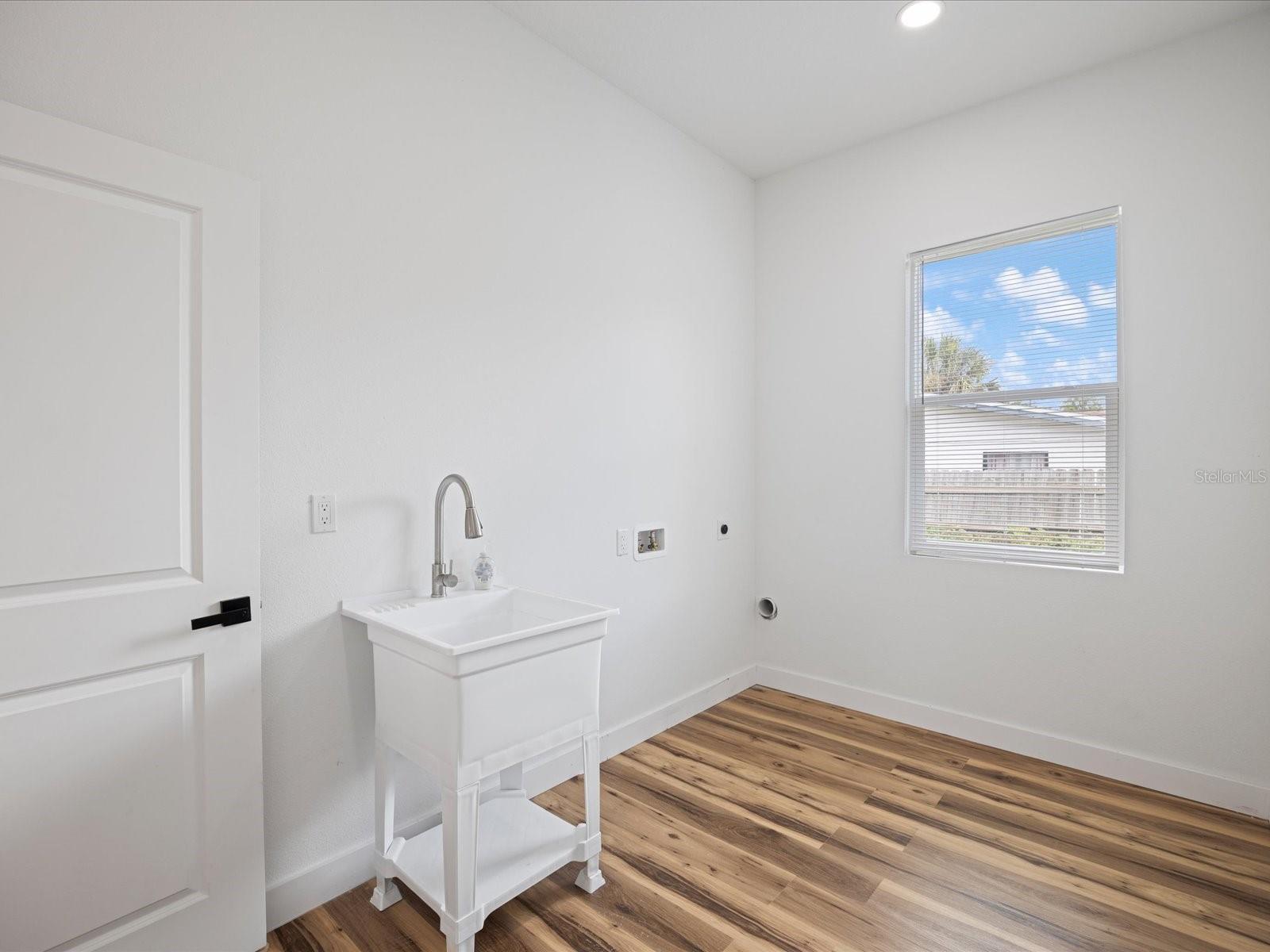 611 ELM ST — photo 14
