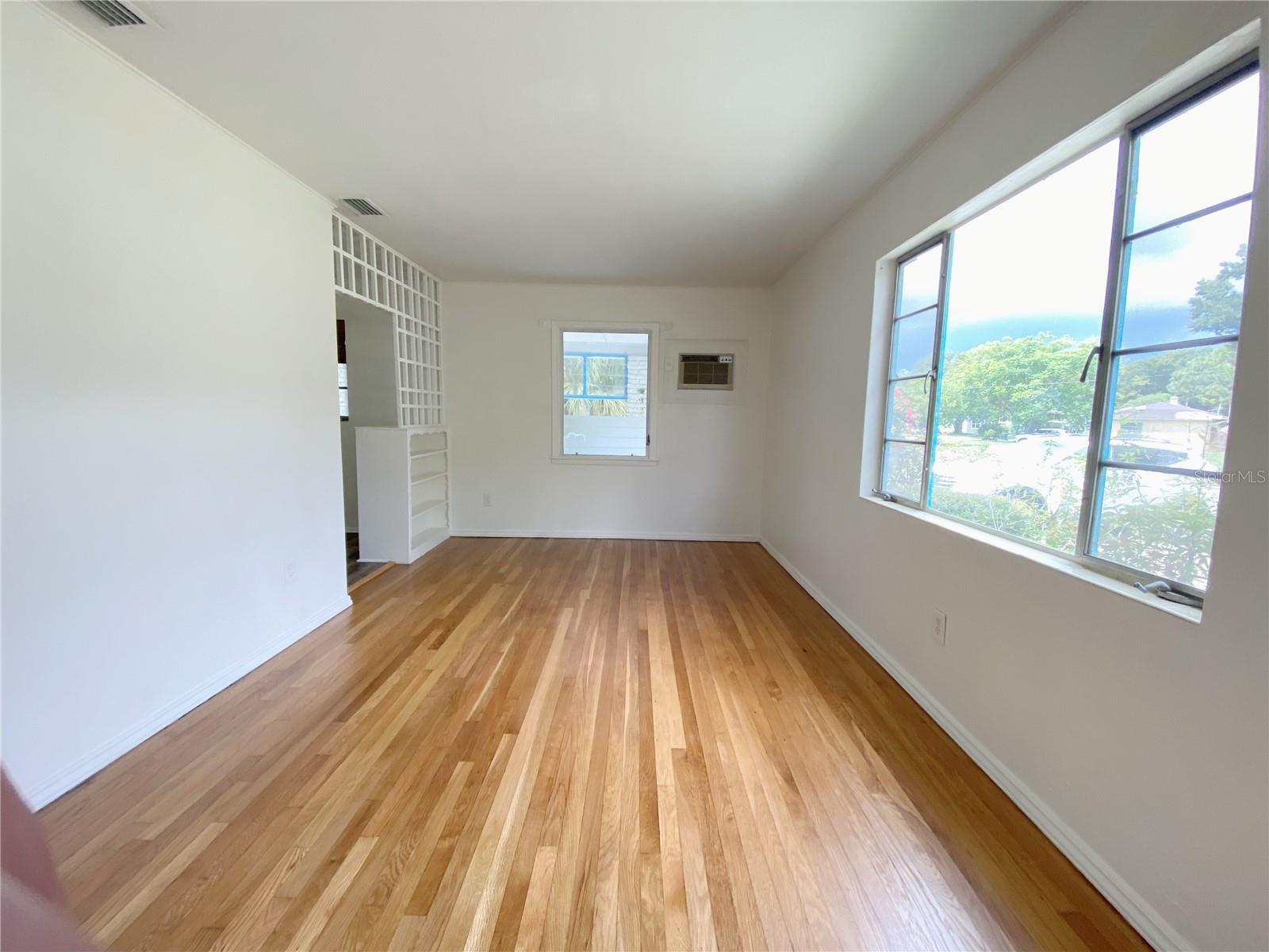 1308 ESSEX DR N — photo 2