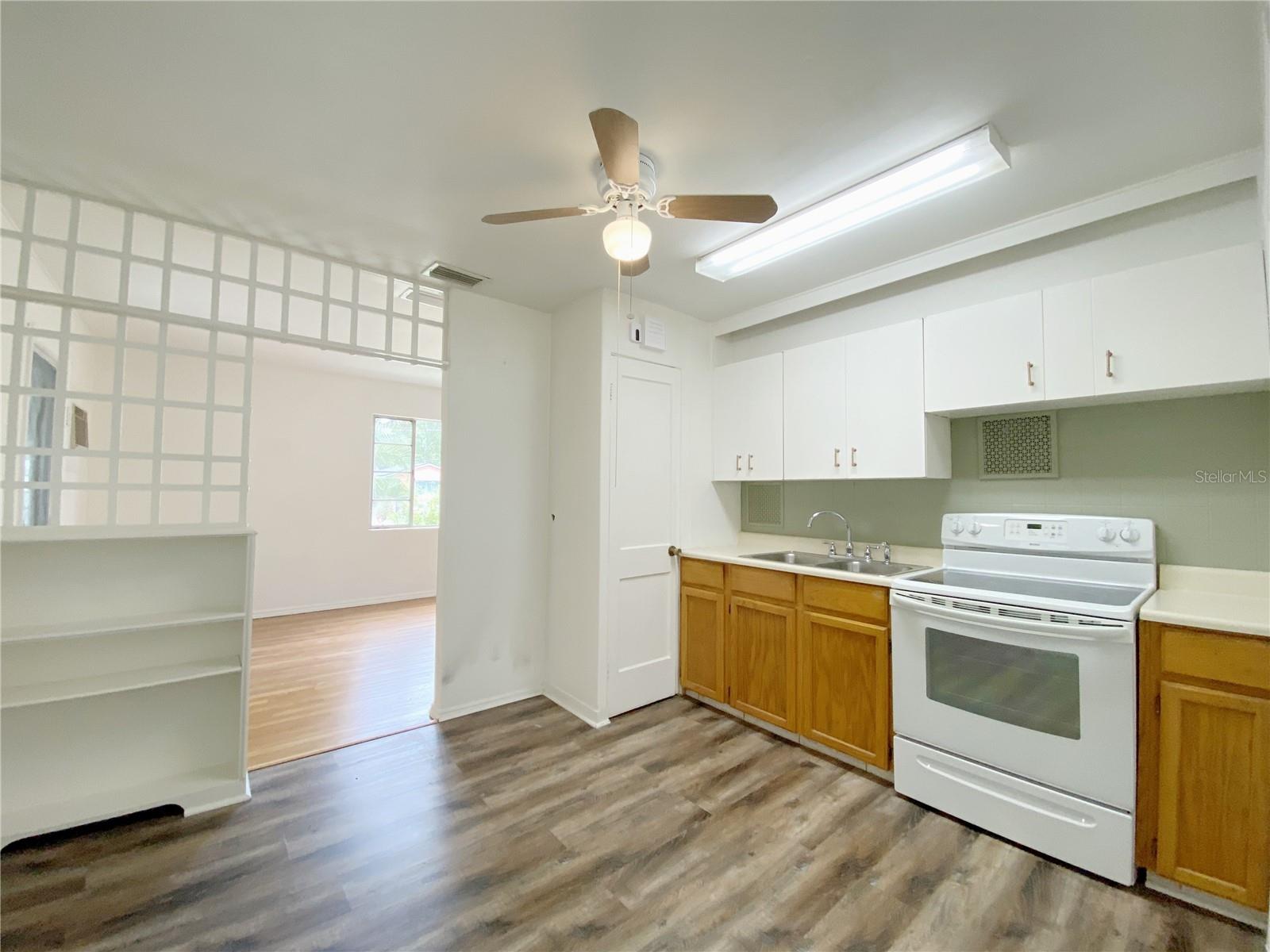 1308 ESSEX DR N — photo 4
