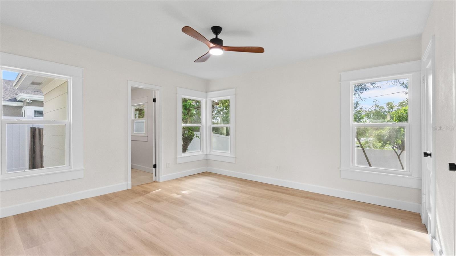 408 ORANGEVIEW AVE — photo 25