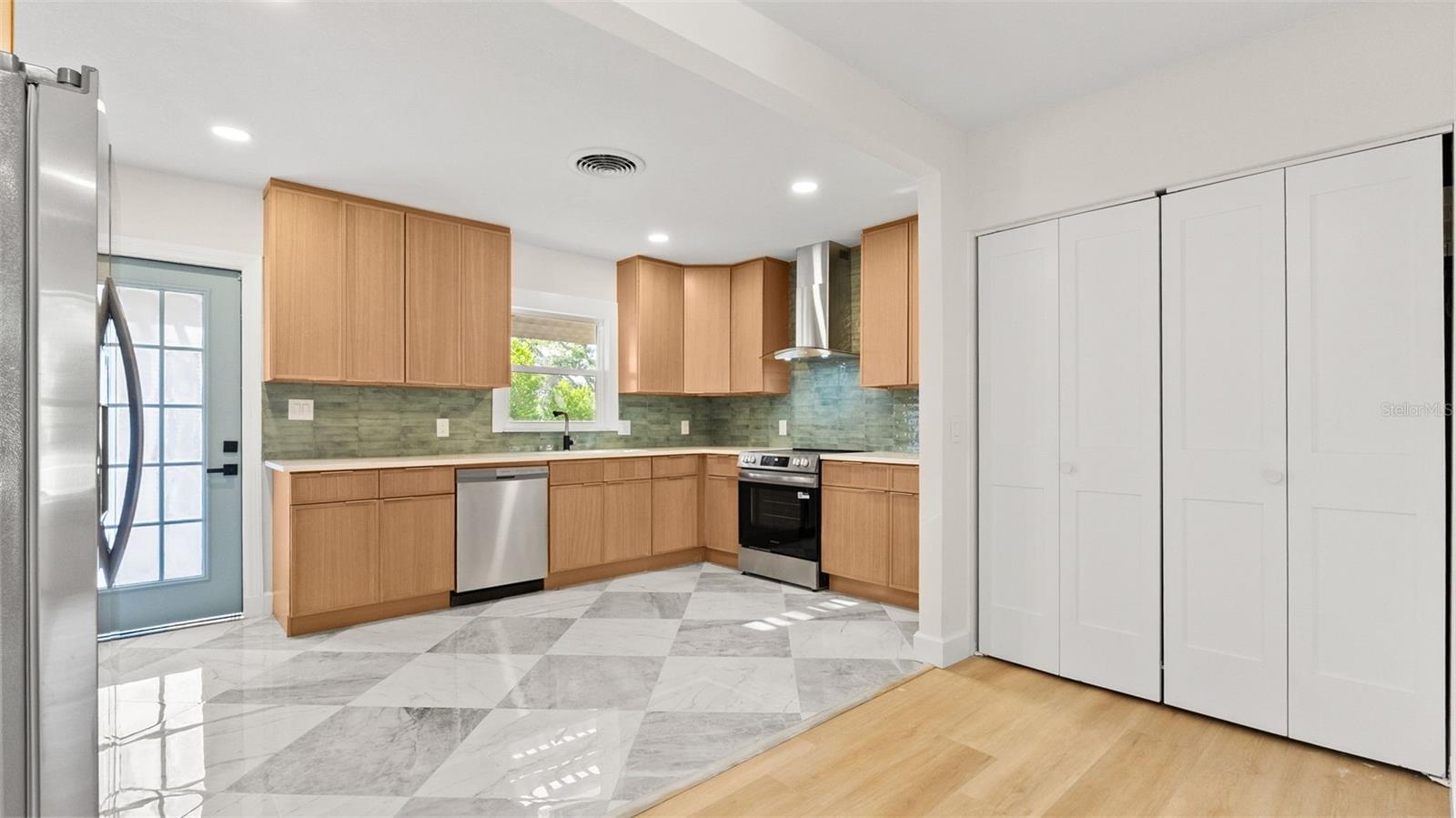 408 ORANGEVIEW AVE — photo 21