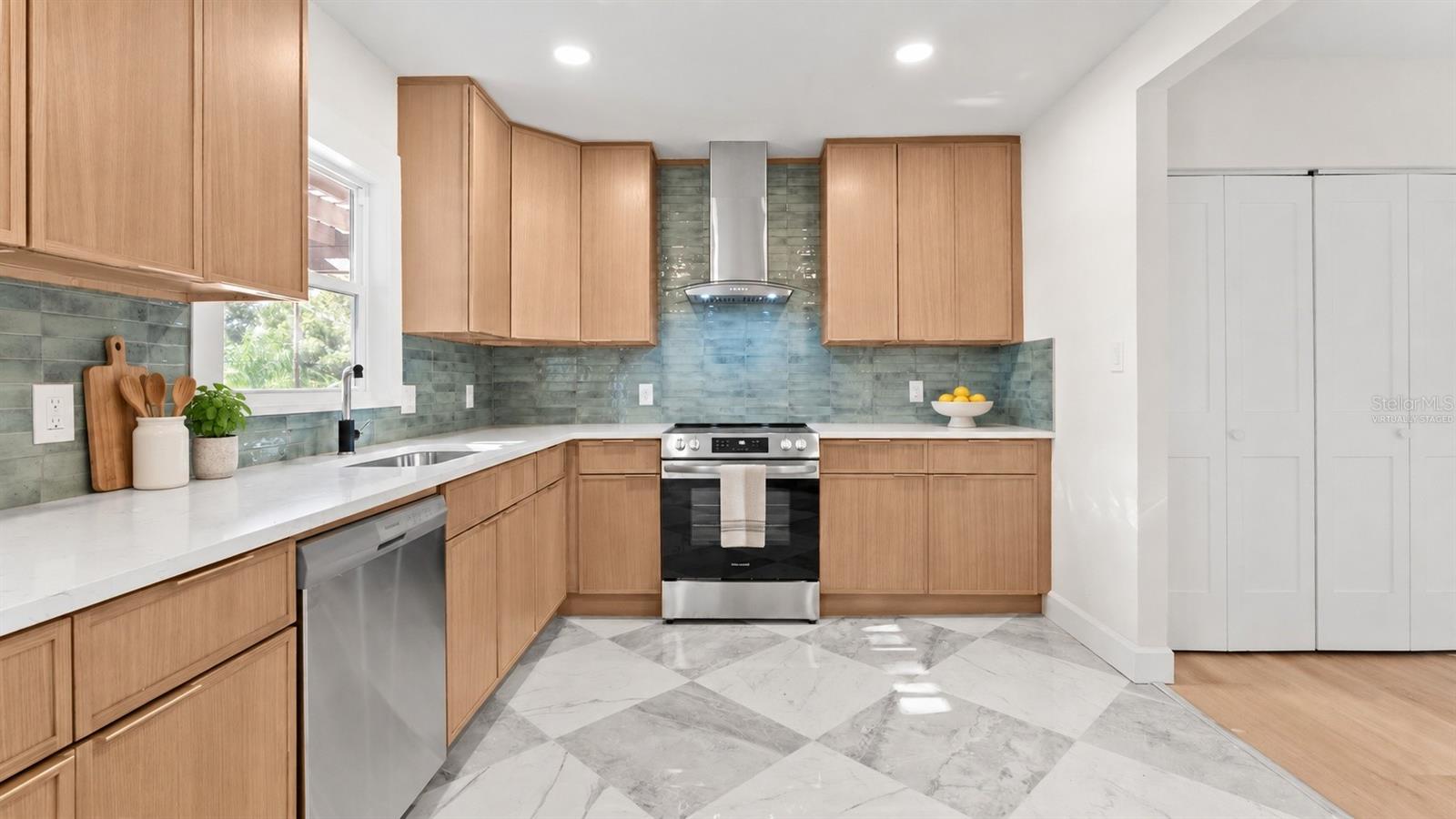 408 ORANGEVIEW AVE — photo 10