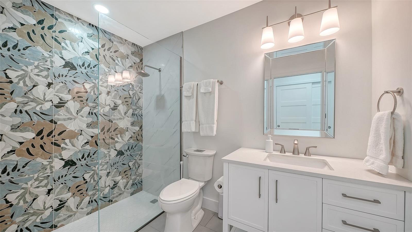 556 N WASHINGTON DR — photo 27