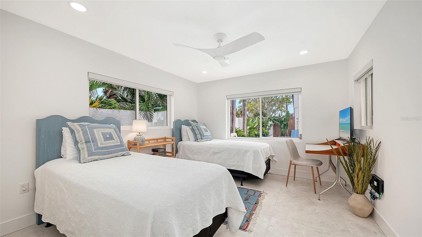 556 N WASHINGTON DR — photo 33