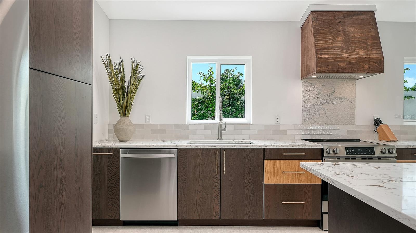 556 N WASHINGTON DR — photo 16