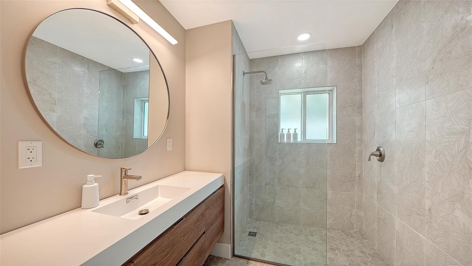 556 N WASHINGTON DR — photo 32