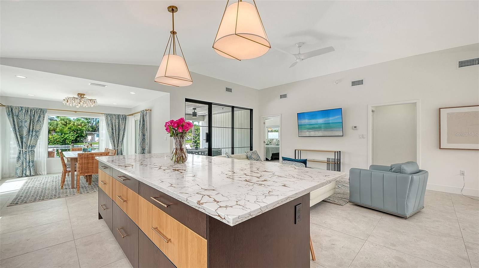 556 N WASHINGTON DR — photo 17