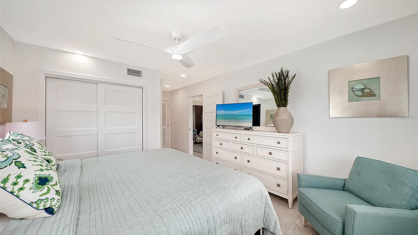 556 N WASHINGTON DR — photo 31