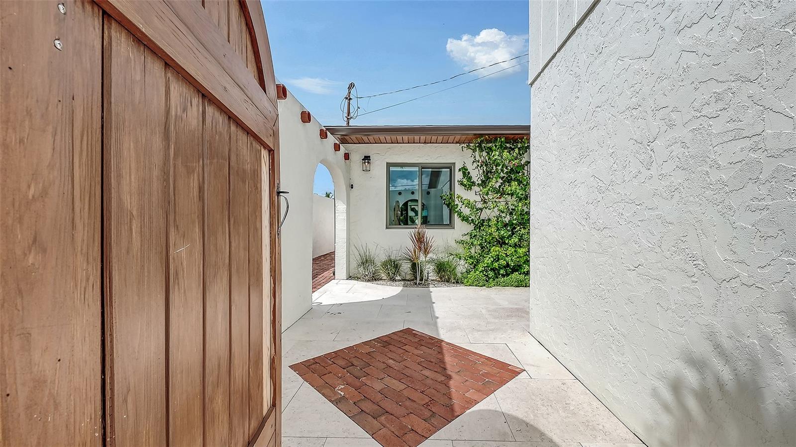 556 N WASHINGTON DR — photo 4